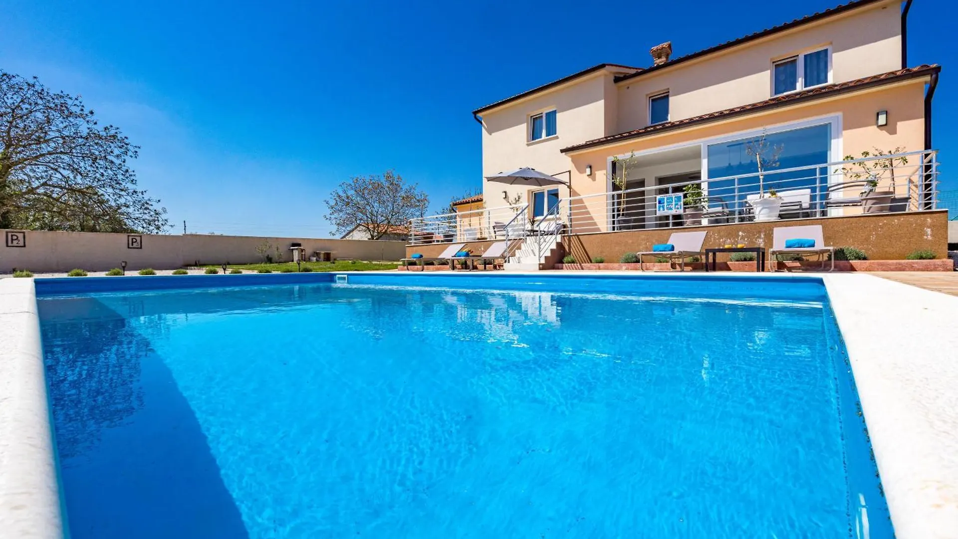 Villa Camelie Near Barban For 10 People With Playground For Children, Fitness & Pet Friendly Grandici