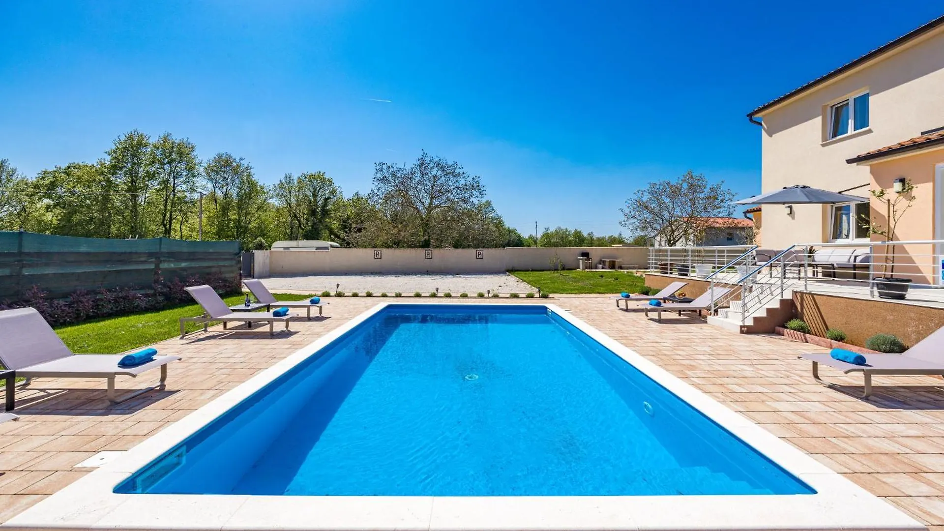 Villa Camelie Near Barban For 10 People With Playground For Children, Fitness & Pet Friendly Grandici