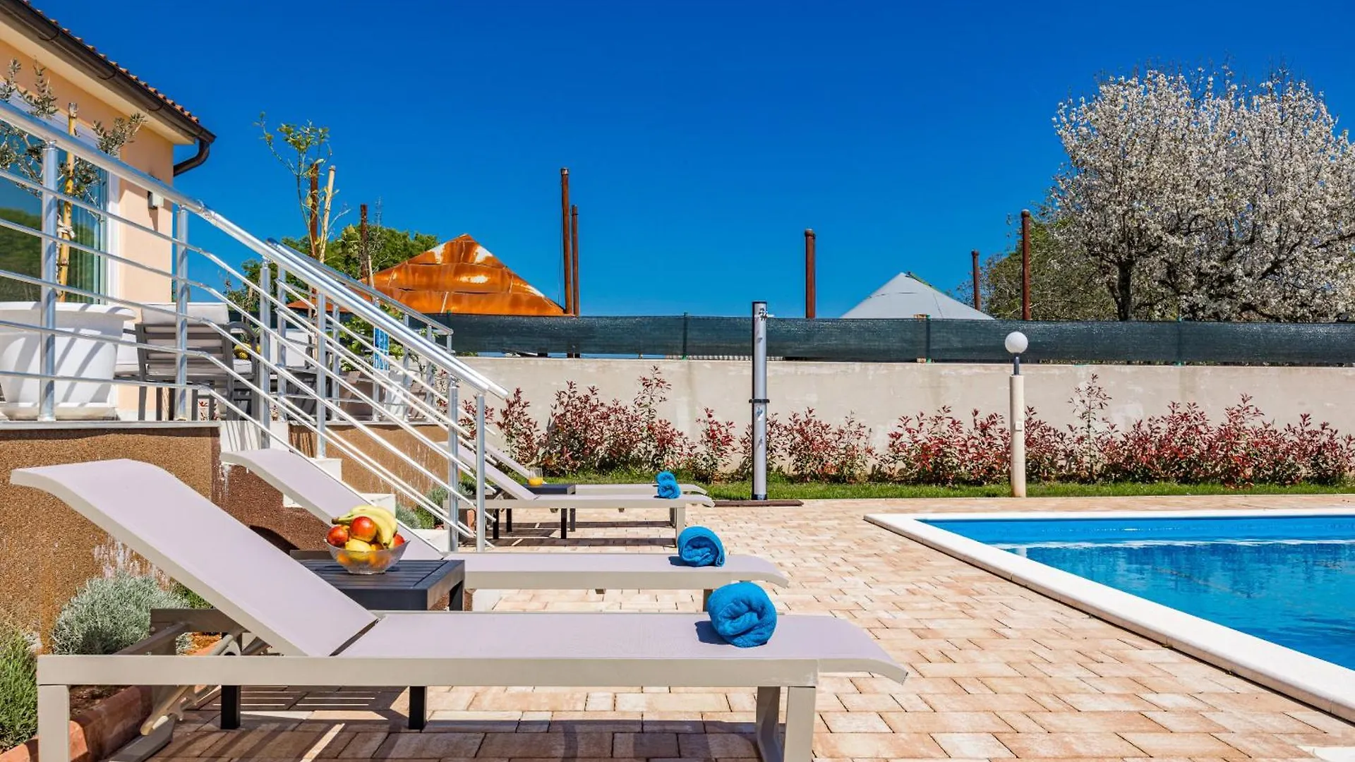 Villa Camelie Near Barban For 10 People With Playground For Children, Fitness & Pet Friendly Grandici