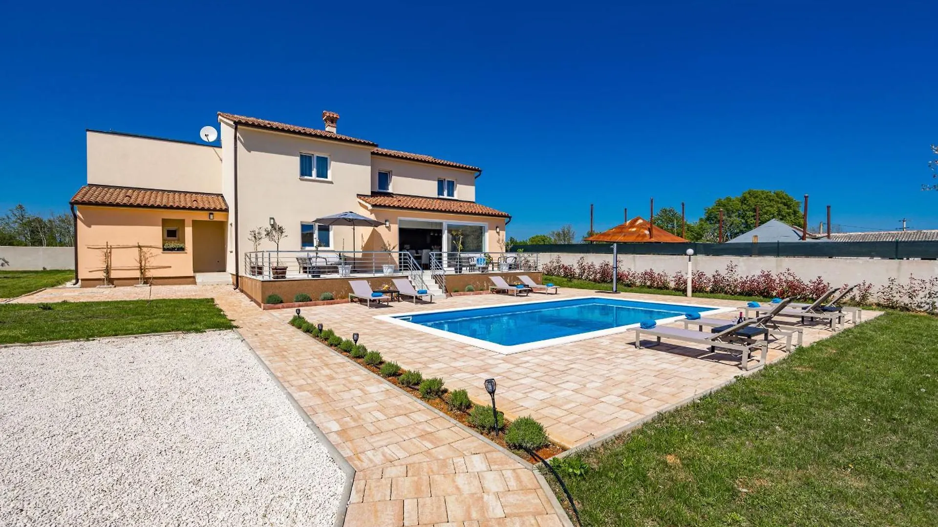 Villa Camelie Near Barban For 10 People With Playground For Children, Fitness & Pet Friendly Grandici