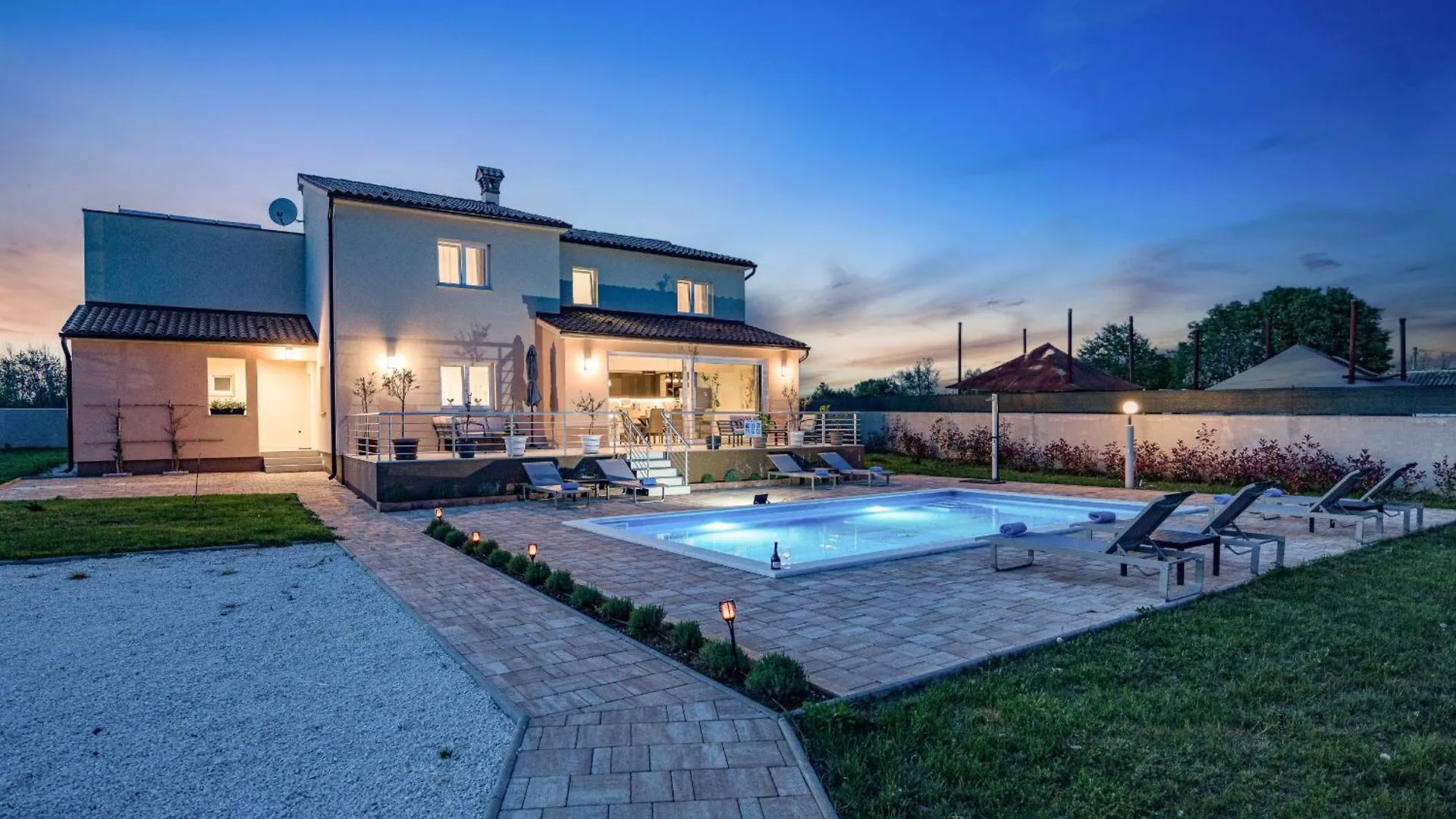 Villa Camelie Near Barban For 10 People With Playground For Children, Fitness & Pet Friendly Grandici